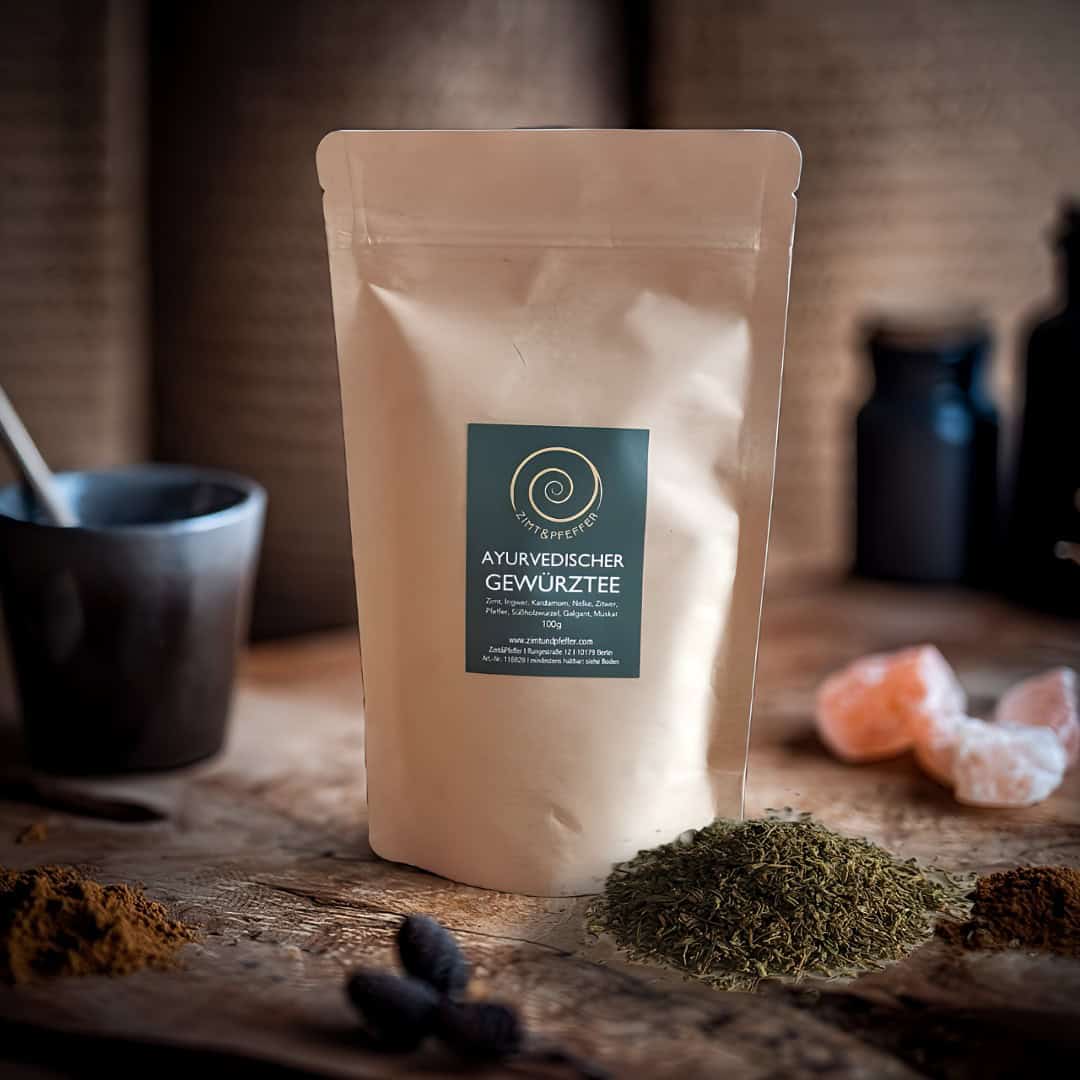 Eine Tüte Ayurvedischer Gewürztee auf einem Olivenholzbrett.