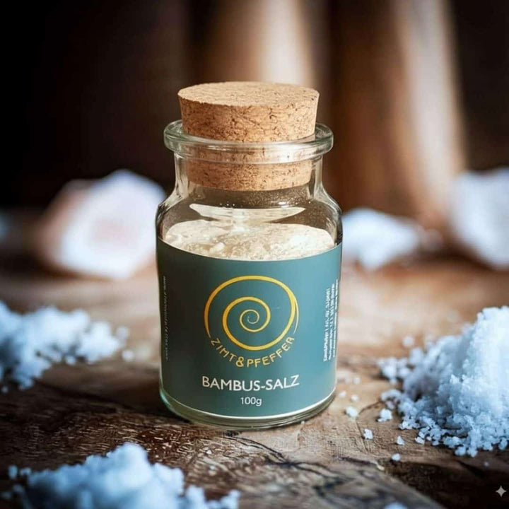 Ein Glas mit 100g Bambussalz auf einem Olivenholzbrett