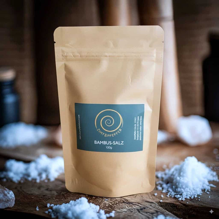 Eine Tüte mit 100g Bambussalz auf einem Olivenholzbrett.