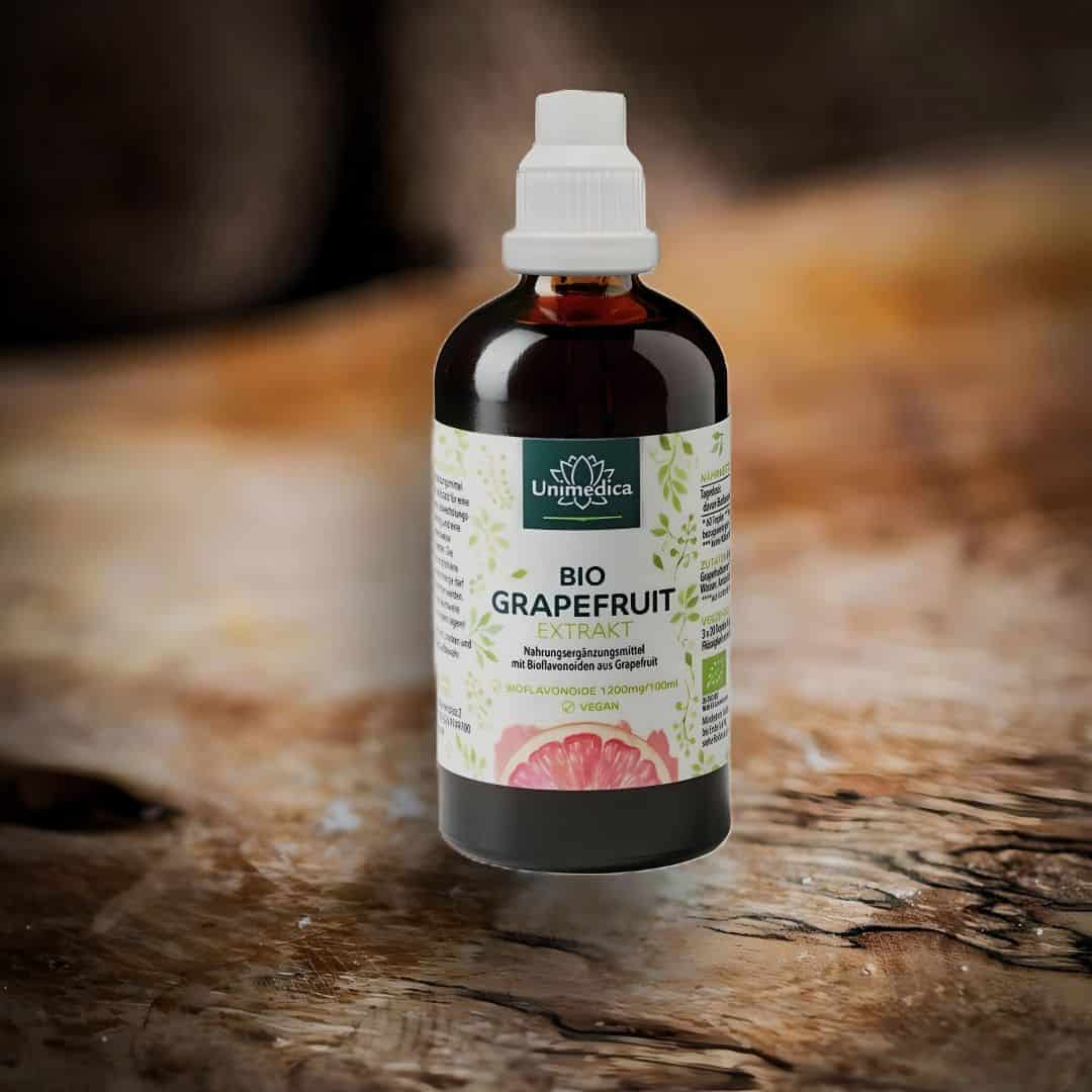 Eine kleine Flasche Bio Graprfruit Extrakt 100ml auf einem Olivenholzbrett.