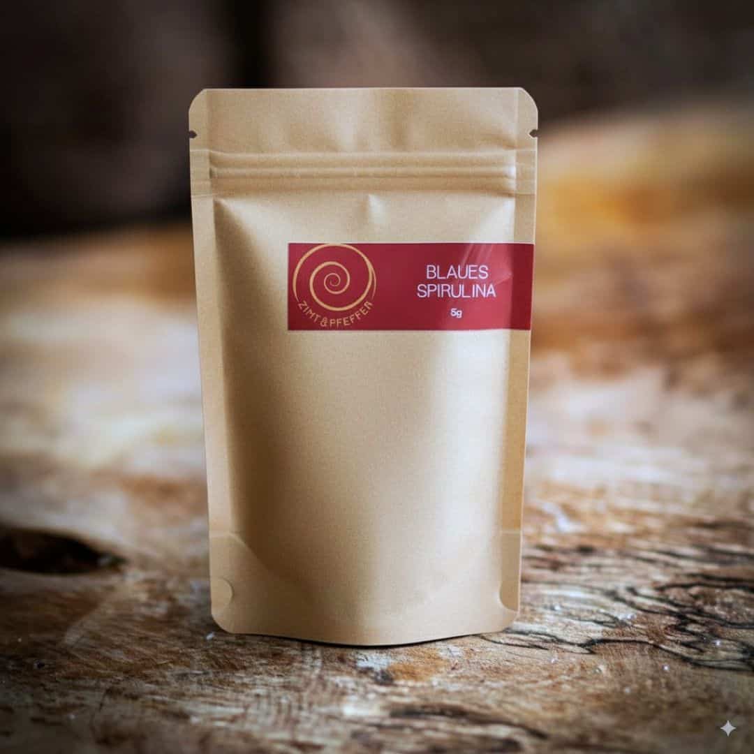Blaues Spirulina 5 g in einer Tüte auf einem Olivenholzbrett