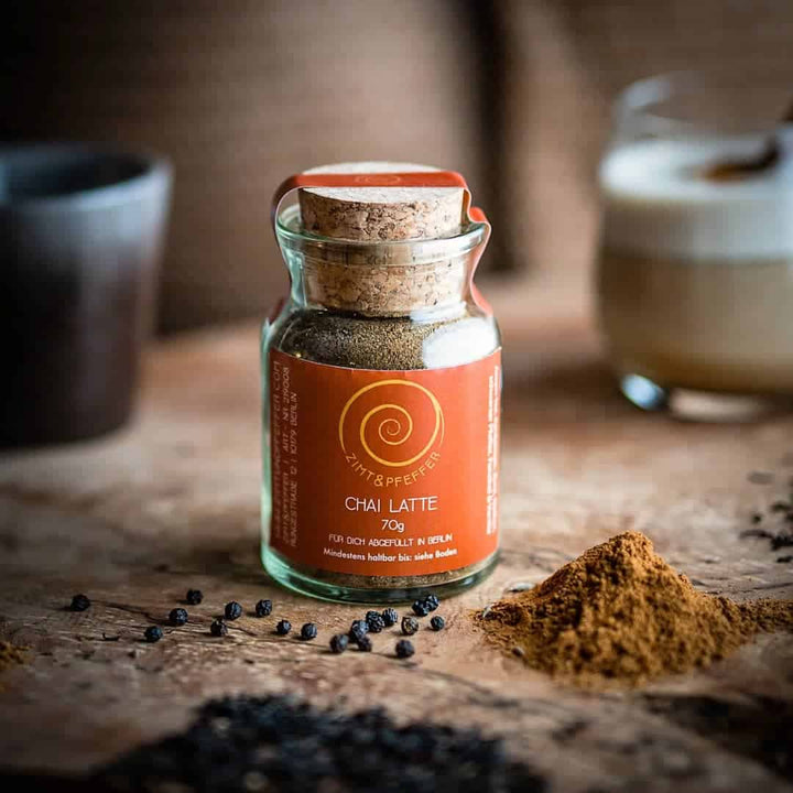 Ein Glas mit 70g Chai Latte Gewürzmischung auf einem Olivenholzbrett