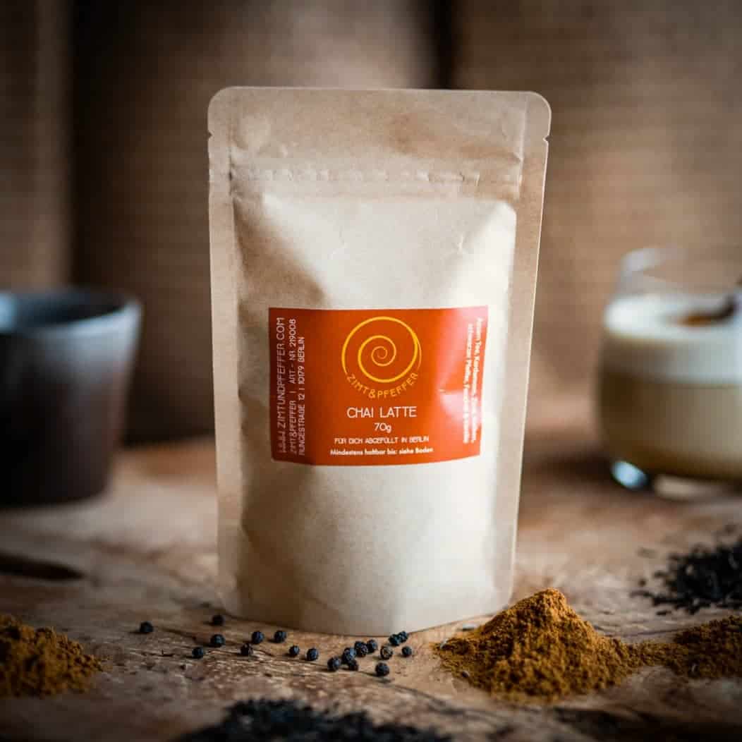 Eine Tüte mit 70g Chai Latte Gewürzmischung auf einem Olivenholzbrett