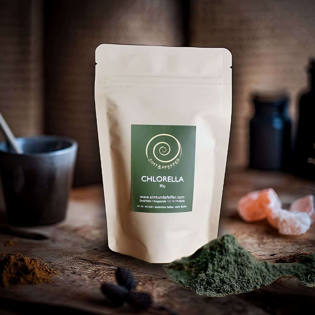 Chlorella Pulver von Zimt&Pfeffer in einer Tüte mit 80 g auf einem Olivenholzbrett
