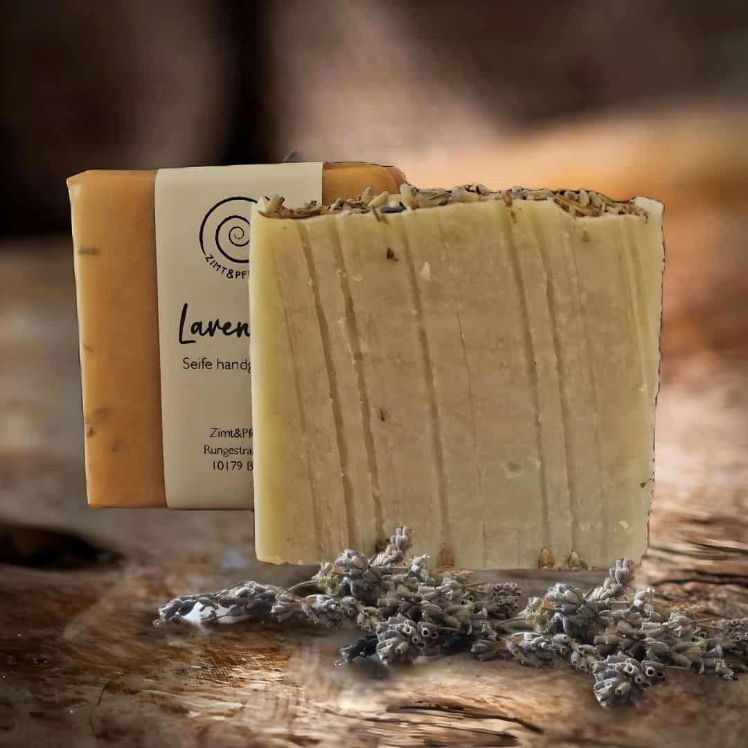Handgemachte Lavendelseife von Zimt&Pfeffer auf einem Olivenholzbrett