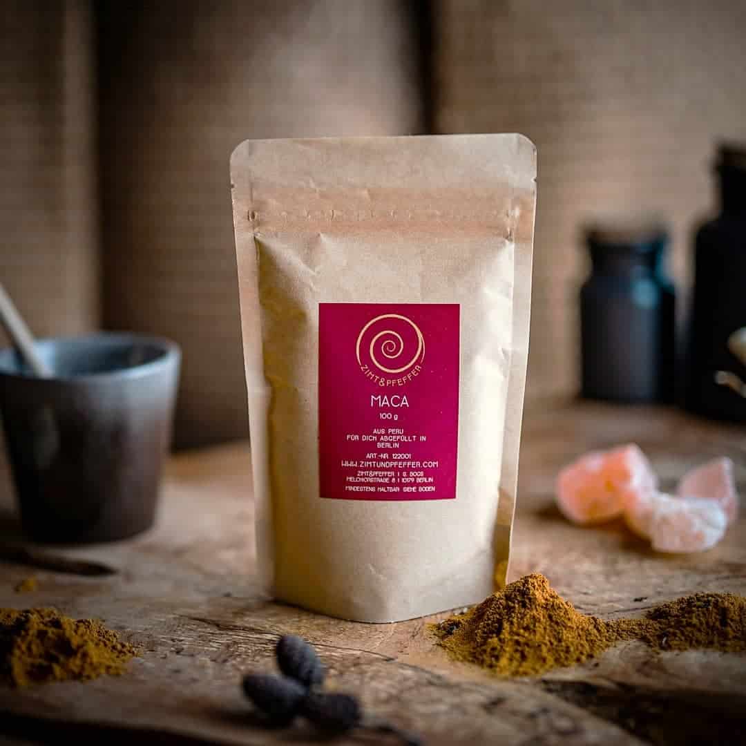 Maca kaufen – 100 g Maca in einer Zip-Tüte auf einem Olivenholzbrett.