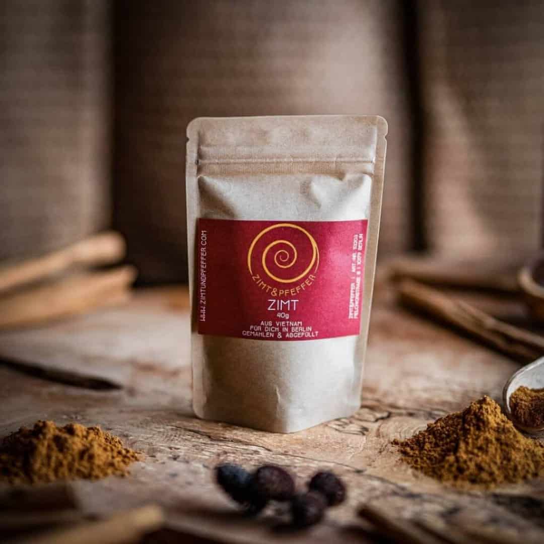 Zimt kaufen, ein 40g Nachfüllpack auf einem Olivenholzbrett. Dieser Zimt ist aromatisch, würzig, süß und leicht scharf zugleich.