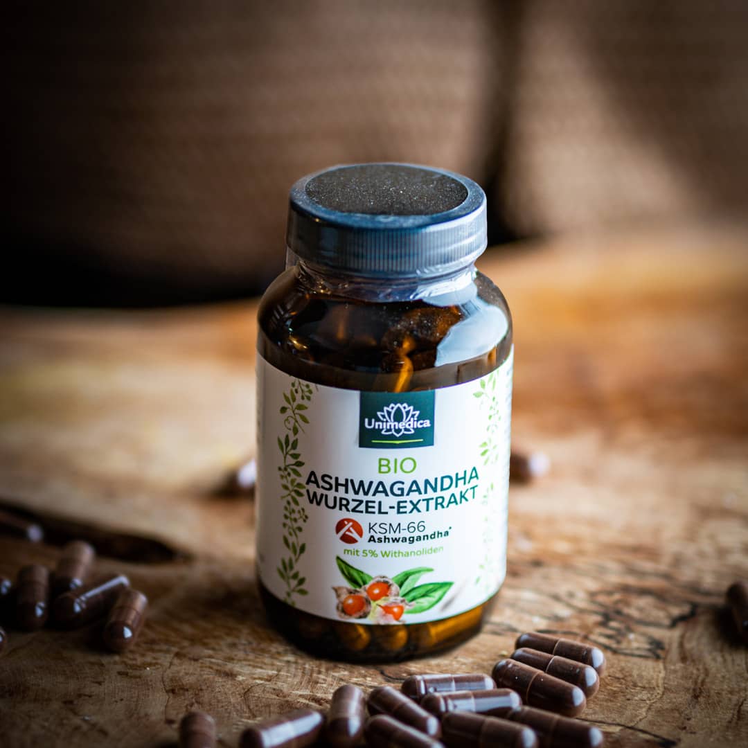 Ein Glas BIO Ashwagandha-Extrakt mit 120 Kapseln
