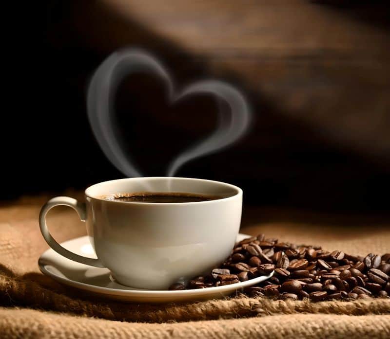 Eine Tasse herzcheduftender Kaffee-Genuss