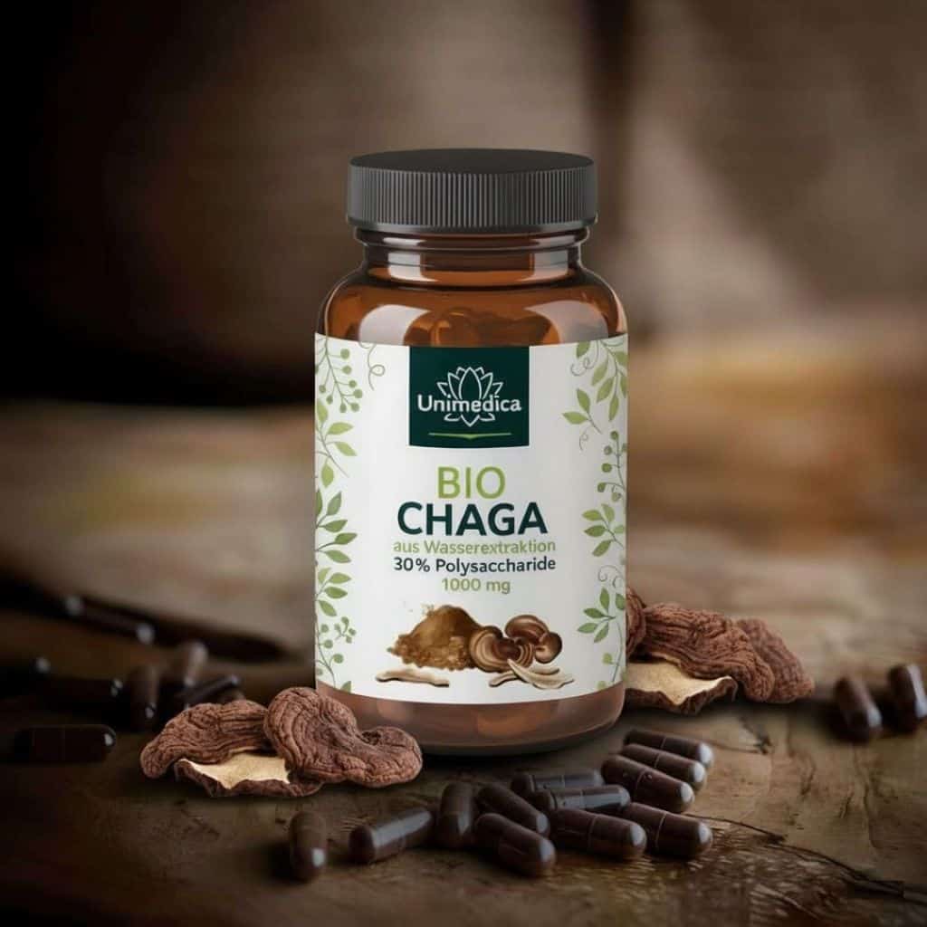 Bio Chaga Kapseln auf einem Olivenholzbrett