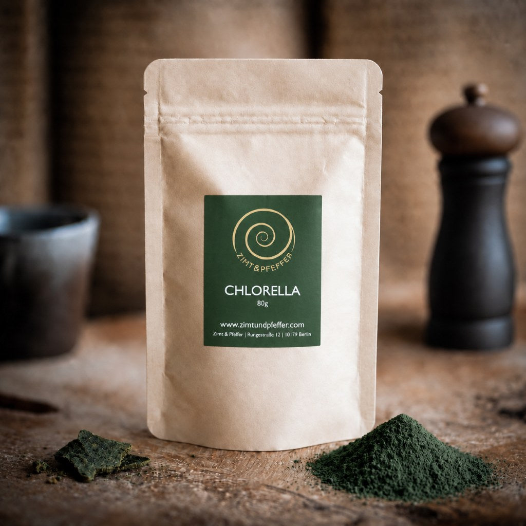 Chlorella Pulver von Zimt&Pfeffer in einer Tüte mit 80 g auf einem Olivenholzbrett