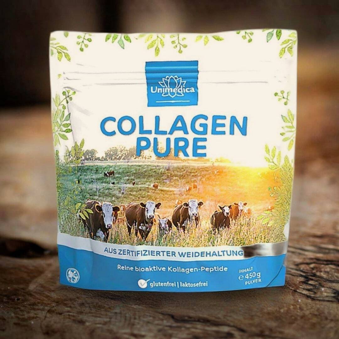Eine Tüte Kollagen Pulver mit 450g auf einem Olivenholzbrett.