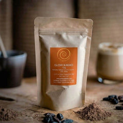Glow Kakao – mit Kollagen in einer 120 g Tüte auf einem Olivenholbrett