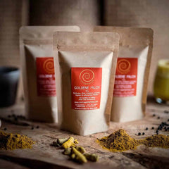 Goldene Milch kaufen, Kurkuma Latte, Tumeric Latte, eine leckere Mischung aus Kurkuma, Zimt, Galgant, Ingwer, Lucuma und schwarzem Pfeffer. 3 x 100g im Nachfüllpack von Zimt&amp;Pfeffer