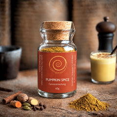 Ein Glas Pumpkin Spice auf einem Olivenholzbrett.