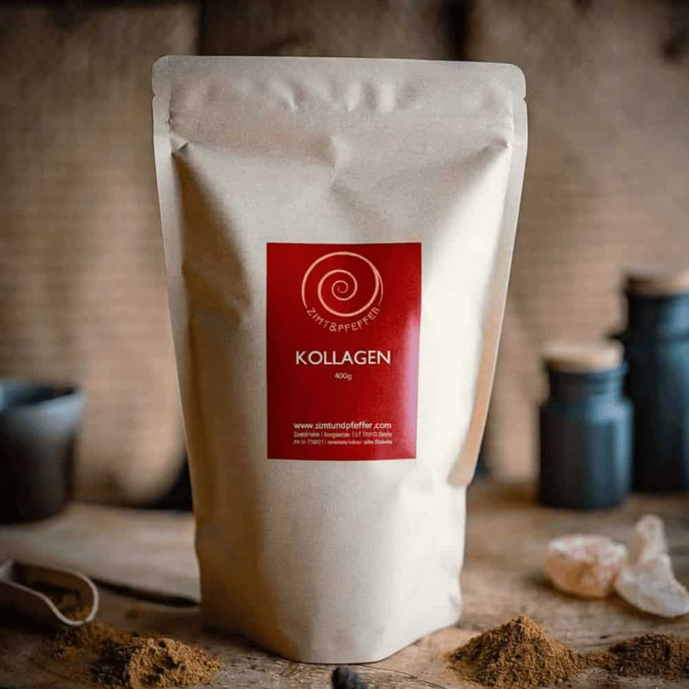 Kollagen Pulver kaufen bei Zimt&Pfeffer, eine 400 g Tüte Kollagen aus 100 % Weidehaltung auf einem Olivenholzbrett