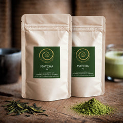 Matcha kaufen - zwei 80g Tüten Matcha auf einem Olivenholzbrett