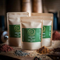Oregano gerebelt 3 Tüten mit je 20 g von Zimt&amp;Pfeffer auf Olivenholzbrett