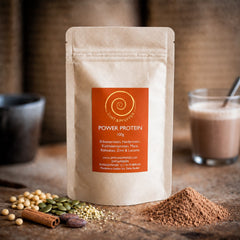 Eine Tüte Power Protein mit 100 g auf einem Olivenholzbrett