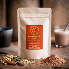 Eine Tüte Power Protein mit 500 g auf einem Olivenholzbrett