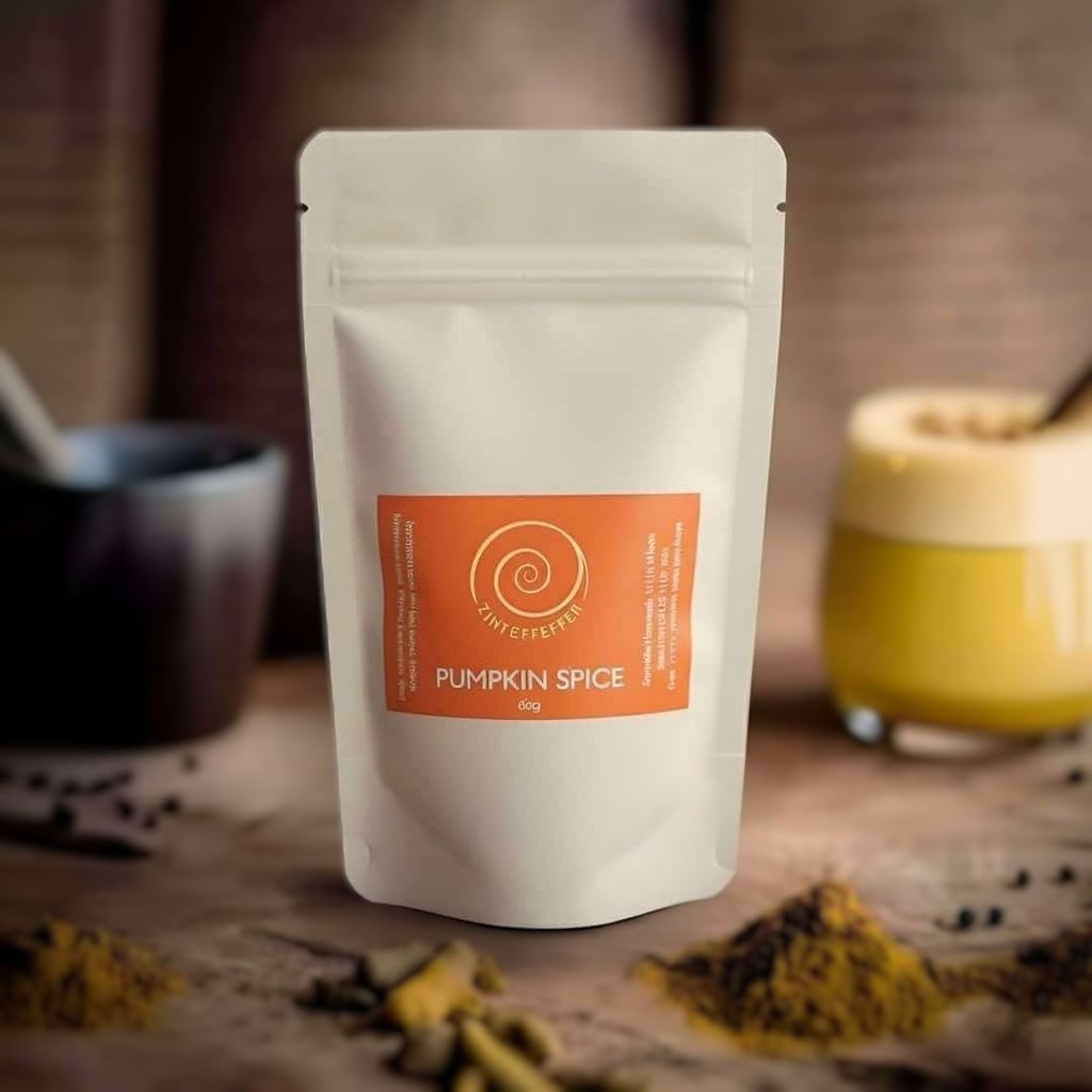 Eine Tüte Pumpkin Spice auf einem Olivenholzbrett