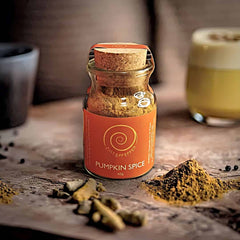 Ein Glas Pumpkin Spice auf einem Olivenholzbrett.