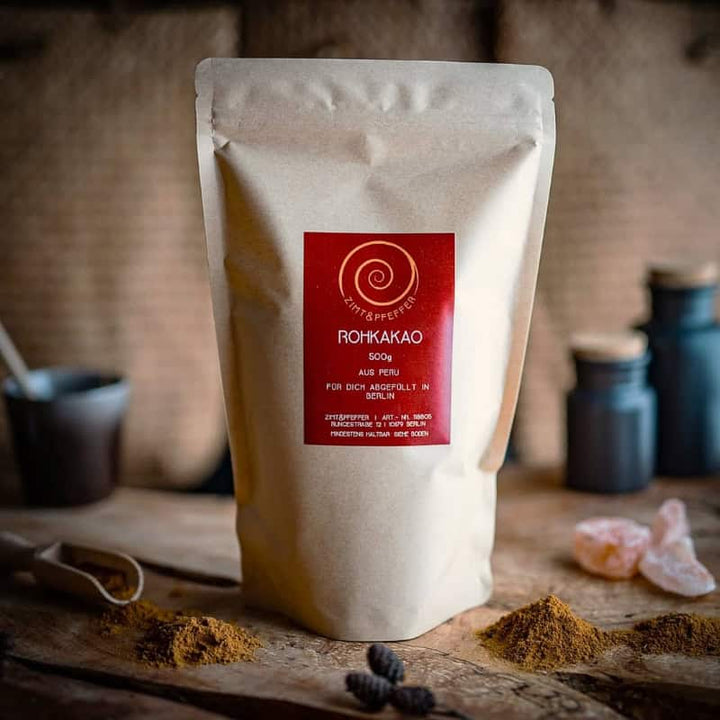 Rohkakao Pulver aus Peru von Zimt&amp;Pfeffer in einer 500 g Tüte auf einem Olivenholzbrett