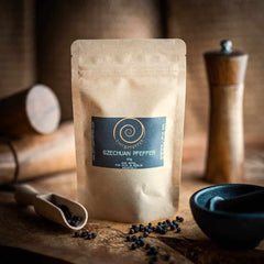 Szechuan Pfeffer aus Nepal – ein Nachfüllpack mit 30 g auf einem Olivenholzbrett – von Zimt&amp;Pfeffer