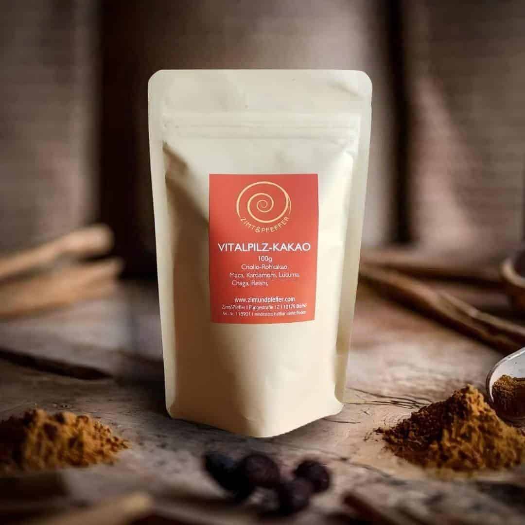 Eine Tüte mit 100 g Vitalpilz-Kakao auf einem Olivenholzbrett.