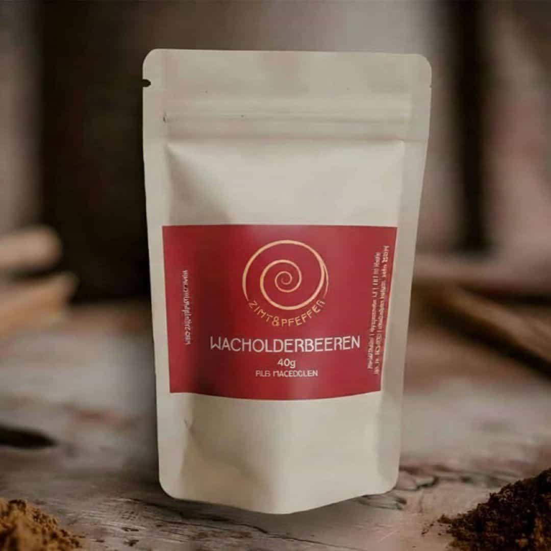 Wacholderbeeren kaufen, eine Tüte mit 40 g Wacholderbeeren auf einem Olivenholzbrett