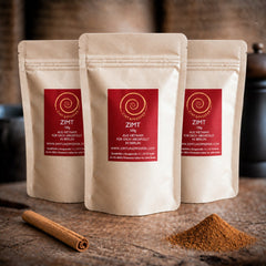 Zimt kaufen, drei 100g Nachfüllpacks auf einem Olivenholzbrett. Dieser Zimt ist aromatisch, würzig, süß und leicht scharf zugleich.