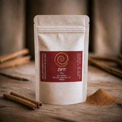 Zimt kaufen, ein 40g Nachfüllpack auf einem Olivenholzbrett. Dieser Zimt ist aromatisch, würzig, süß und leicht scharf zugleich.