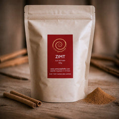 Eine Tüte Zimt aus Vietnam mit 500 g auf einem Olivenholbrett. Dieser Zimt ist aromatisch, würzig, süß und leicht scharf zugleich.