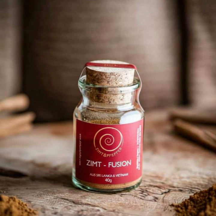 Eine Glas Zimt Fusion, Premium Mischung aus Ceylon &amp; Vietnam Zimt auf einem Olivenholbrett