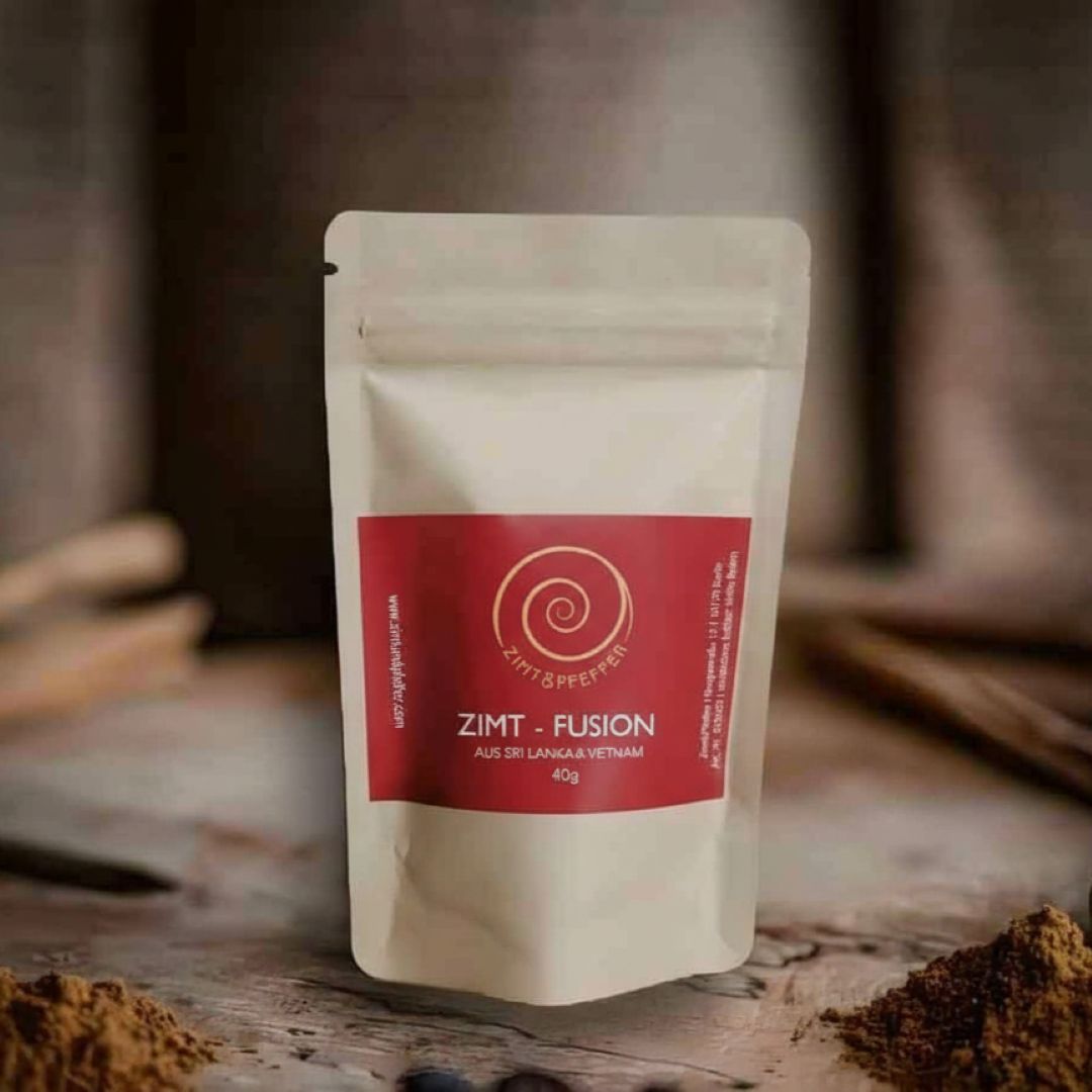 Eine Tüte Zimt Fusion, Premium Mischung aus Ceylon &amp; Vietnam Zimt auf einem Olivenholbrett