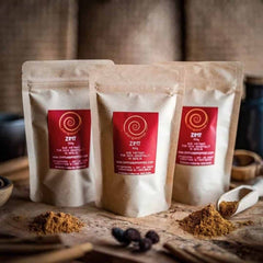 Zimt kaufen, drei 100g Nachfüllpacks auf einem Olivenholzbrett. Dieser Zimt ist aromatisch, würzig, süß und leicht scharf zugleich.