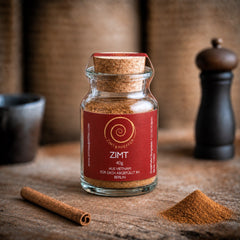 Zimt kaufen, ein 40g Glas auf einem Olivenholzbrett. Dieser Zimt ist aromatisch, würzig, süß und leicht scharf zugleich.