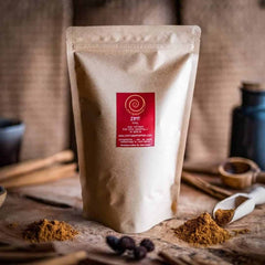 Zimt kaufen, ein 500g Nachfüllpack auf einem Olivenholzbrett. Dieser Zimt ist aromatisch, würzig, süß und leicht scharf zugleich.