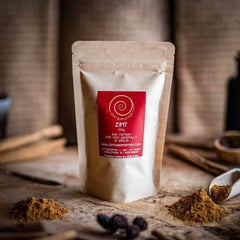 Zimt kaufen, ein 100g Nachfüllpack auf einem Olivenholzbrett. Dieser Zimt ist aromatisch, würzig, süß und leicht scharf zugleich.