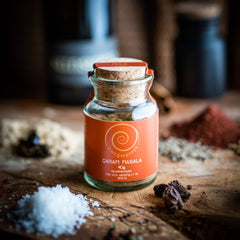 Garam Masala von Zimt&amp;Pfeffer, ein 40 g Glas auf einem Olivenholzbrett
