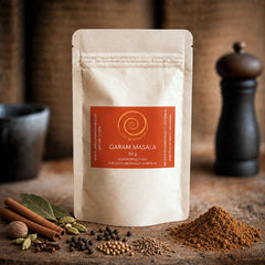 Garam Masala von Zimt&amp;Pfeffer, eine 50 g Tüte auf einem Olivenholzbrett