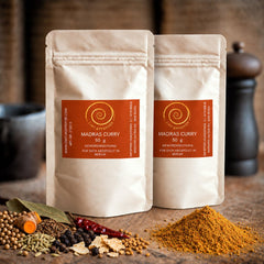 Madras Curry von Zimt&amp;Pfeffer, zwei 50 g Tüten auf einem Olivenholzbrett