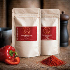 Paprika edelsüß kaufen, zwei Tüten mit je 50 g auf einem Olivenholzbrett 