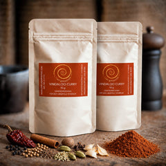 Vindaloo Curry von Zimt&amp;Pfeffer zwei 50 g Tüten auf einem Olivenholzbrett