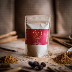 Zimt kaufen, ein 40g Nachfüllpack auf einem Olivenholzbrett. Dieser Zimt ist aromatisch, würzig, süß und leicht scharf zugleich.