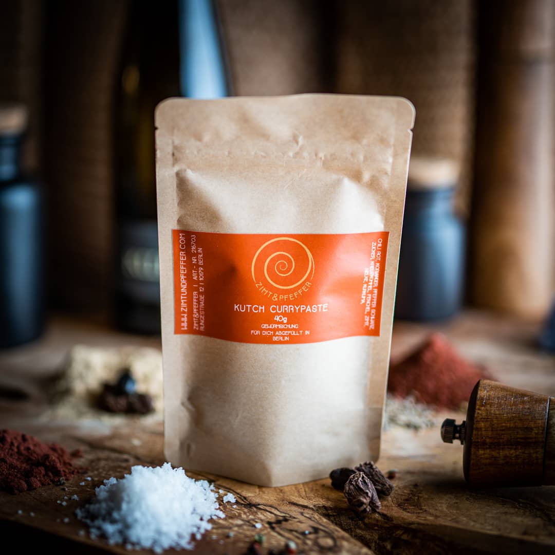 Sweet Curry von Zimt&Pfeffer, eine 40 g Tüte auf einem Olivenholzbrett