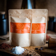 Sweet Curry von Zimt&amp;Pfeffer, zwei 40 g Tüten auf einem Olivenholzbrett