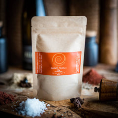 Garam Masala von Zimt&amp;Pfeffer, eine 40 g Tüte auf einem Olivenholzbrett