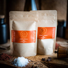 Garam Masala von Zimt&amp;Pfeffer, zwei 40 g Tüten auf einem Olivenholzbrett