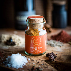 Vindaloo Curry von Zimt&amp;Pfeffer ein 40 g Glas auf einem Olivenholzbrett